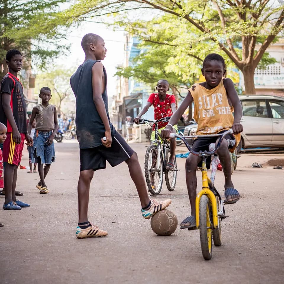 Jeunes dans une rue de Bamako